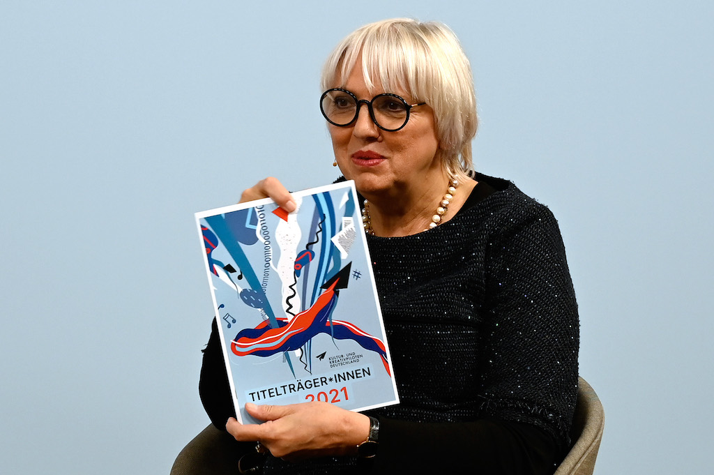 Kulturstaatsministerin Claudia Roth stellt die Broschüre „Titelträger*innen 2021“ vor.