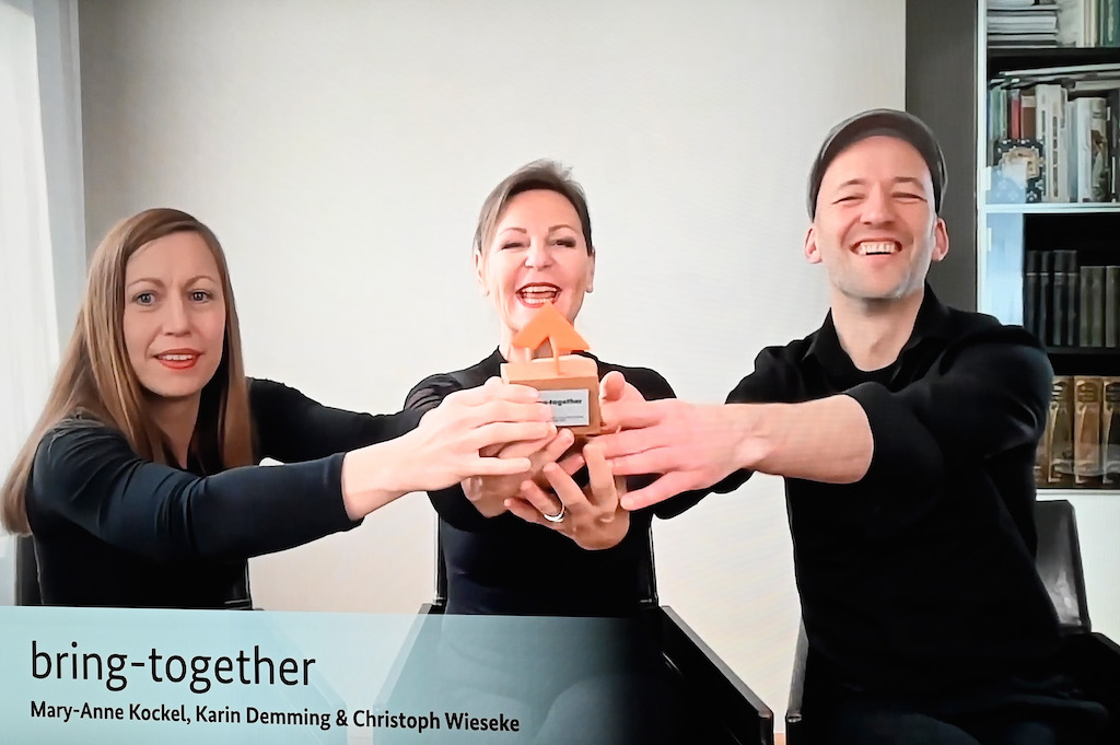 „Kultur- und Kreativpiloten Deutschland 2021“: Karin Demming, Mary-Anne Kockel, Christoph Wieseke, das Team von bring-together.