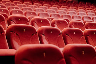 Leere Stühle im Kinosaal
