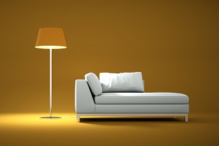 Wohndesign - weisses Sofa mit Lampe; fotolia.com/virtua73