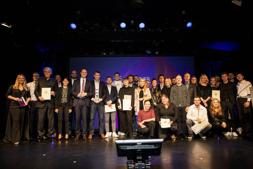 Die Gewinnerinnen und Gewinner des Deutschen Wirtschaftsfilmpreises 2022 mit ihren Laudatorinnen und Laudatoren