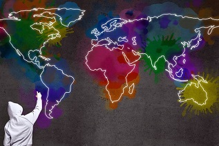 Sprayer beim sprühen einer Weltkarte; Quelle: fotolia.com/peshkova