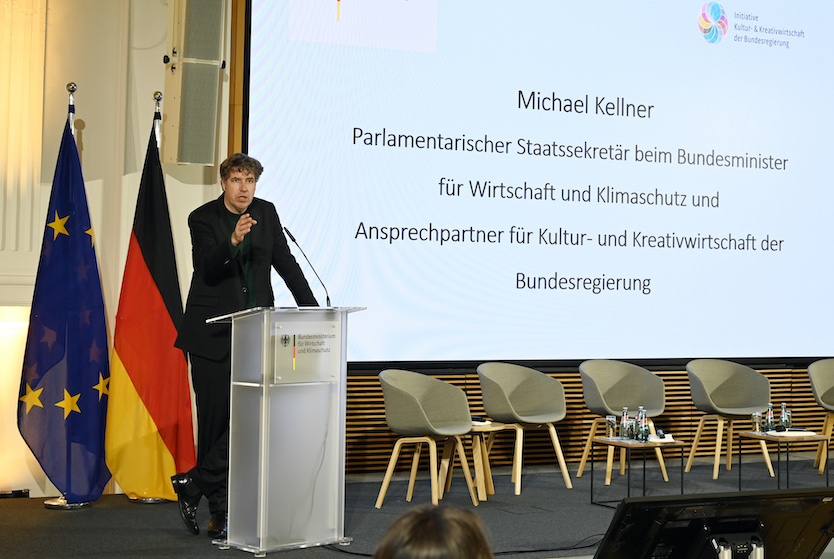 Michael Kellner, Parlamentarischer Staatssekretär beim BMWK und offizieller Ansprechpartner der Bundesregierung für die Kultur- und Kreativwirtschaft, hält die Begrüßungsrede