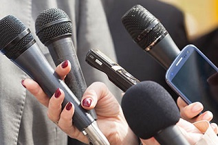 Reporter mit  Mikrophonen