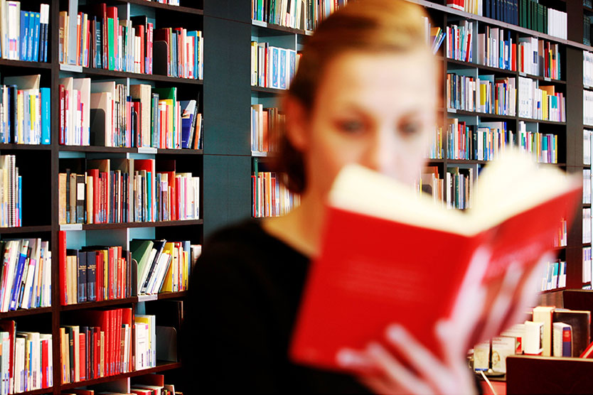 Frau liest, Buch Bücher | www.laif.de/Mukherjee/Wernet