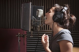 Singende Frau