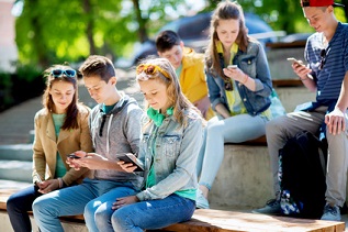 Jugendliche mit Smartphones 